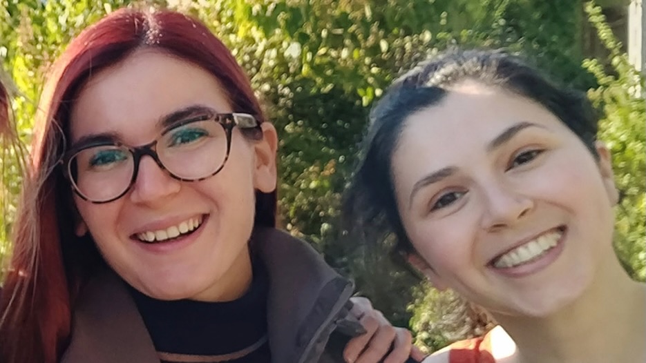 A close-up of two young women, Maša Bešlin and Jéssica Mendes, smiling at the camera.
